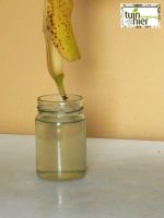 bananenschillen in glazenbokaal brengen