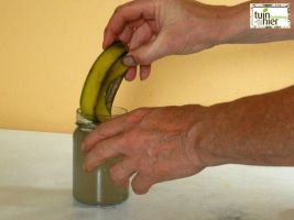 bananenschil uit glazen bokaaltje halen