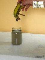 bananenschil uit glazen bokaaltje halen